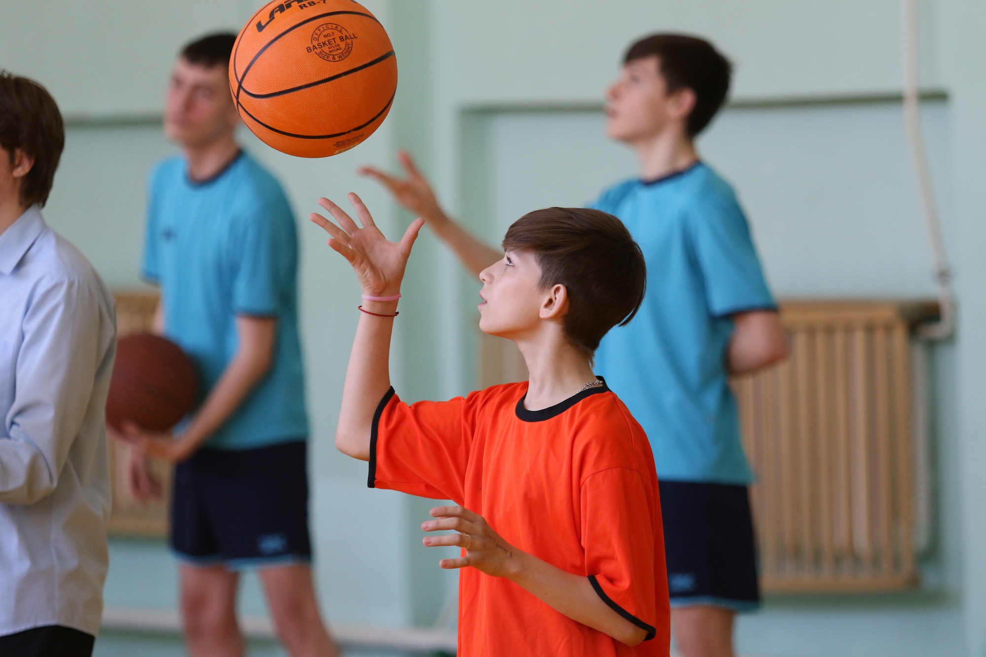 Интернат преодоление. Баскетбол к уроку. Занятия баскетболом в школах. Поблизости занятия по баскетболу. Школа-интернат преодоление.
