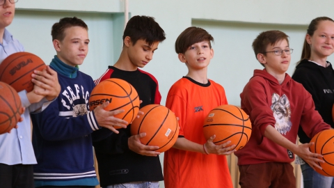 Урок баскетбола в школе-интернате "Преодоление"